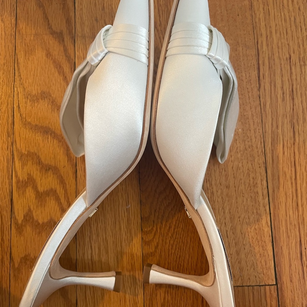 NEW IN BOX! Badgley Mischka Women's Cream Pointed-Toe Heels - Picture 2 of 5